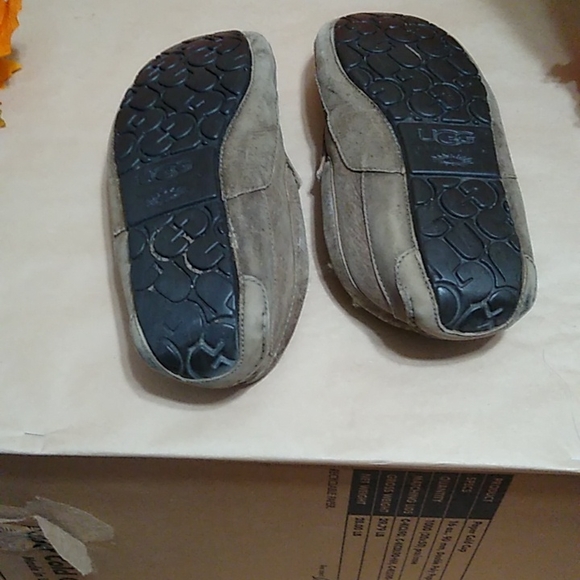 UGG slippers sz 9 - Picture 5 of 6